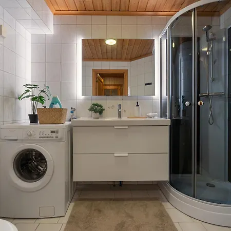 Cozy City Top-floor Apt *
